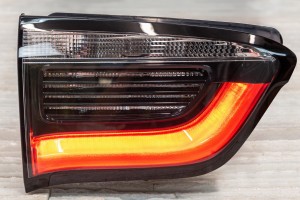JEEP COMPASS II MP 2017-2020 PRZED FACELIFTINGIEM LAMPA KLAPY TYLNEJ LEWA 55112685AB