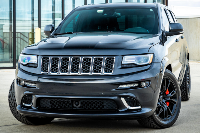 JEEP GRAND CHEROKEE IV WK2 SRT 2014-2017 PO FACELIFTINGU KRATKA ZAŚLEPKA ZDERZAKA POD LAMPĘ PRZECIWMGIELNĄ LEWA 68158581AA