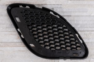 JEEP GRAND CHEROKEE IV WK2 SRT 2014-2017 PO FACELIFTINGU KRATKA ZAŚLEPKA ZDERZAKA POD LAMPĘ PRZECIWMGIELNĄ LEWA 68158581AA