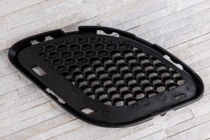 JEEP GRAND CHEROKEE IV WK2 SRT 2014-2017 PO FACELIFTINGU KRATKA ZAŚLEPKA ZDERZAKA POD LAMPĘ PRZECIWMGIELNĄ LEWA 68158581AA