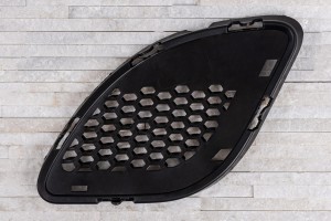 JEEP GRAND CHEROKEE IV WK2 SRT 2014-2017 PO FACELIFTINGU KRATKA ZAŚLEPKA ZDERZAKA POD LAMPĘ PRZECIWMGIELNĄ LEWA 68158581AA