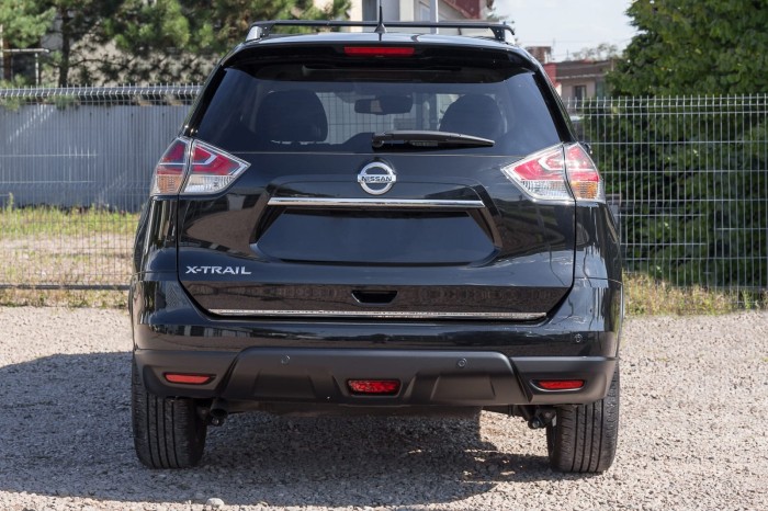 NISSAN X-TRAIL 2014+ LISTWA KLAPY TYŁ STAL