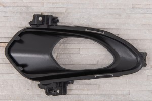 KIA CEED II JD 2012-2015 PRZED FACELIFTINGIEM RAMKA LAMPY PRZECIWMGIELNEJ PRZEDNIA PRAWA 86564A2000