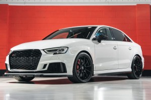AUDI RS3 8VA 2017-2020 PO FACELIFTINGU CZARNA RAMKA GRILLA 8V5853651R  
