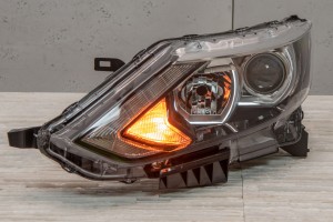 NISSAN QASHQAI II J11 2014-2017 PRZED FACELIFTINGIEM LAMPA PRZEDNIA LEWA Z LED 260104EH0A