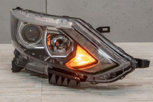 NISSAN QASHQAI II J11 2014-2017 PRZED FACELIFTINGIEM LAMPA PRZEDNIA PRAWA Z LED 260604EH0A