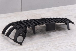 JEEP WRANGLER JK 2007-2018 WSPORNIK ŚLIZG LEWEGO PRZEDNIEGO NADKOLA 55078135AF
