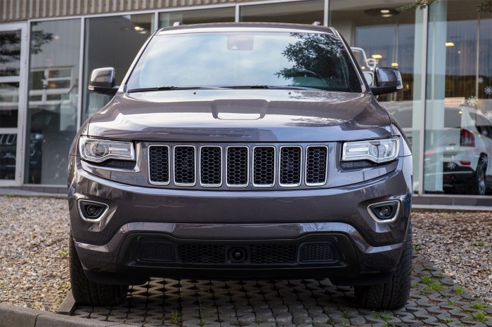 JEEP GRAND CHEROKEE IV WK2 2014-2017 PO PIERWSZYM LIFTINGU CZARNA RAMKA DOLNEJ KRATKI ZDERZAKA 68143070AD