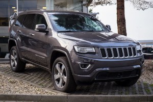 JEEP GRAND CHEROKEE IV WK2 2014-2017 PO PIERWSZYM LIFTINGU CZARNA RAMKA DOLNEJ KRATKI ZDERZAKA 68143070AD