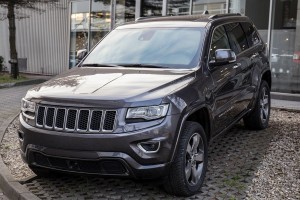 JEEP GRAND CHEROKEE IV WK2 2014-2017 PO PIERWSZYM LIFTINGU CZARNA RAMKA DOLNEJ KRATKI ZDERZAKA 68143070AD