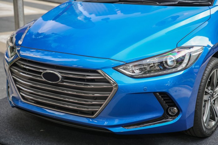 HYUNDAI ELANTRA VI AD 2015-2018 PRZED FACELIFTINGIEM LAMPA PRZECIWMGIELNA PRZEDNIA LEWA 92201F2000