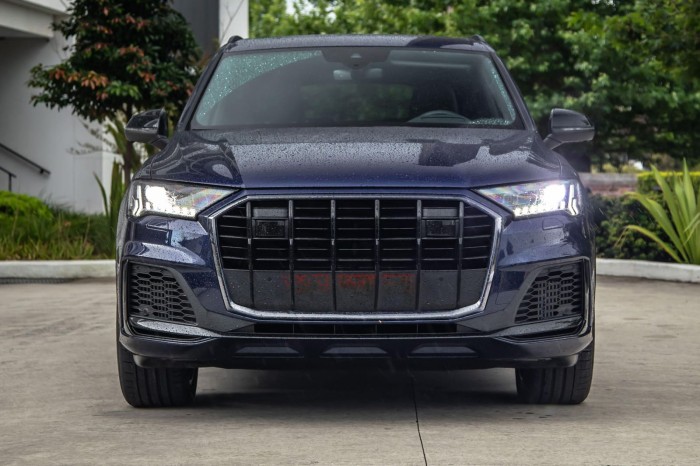 AUDI Q7 4M 2020+ PO FACELIFTINGU SREBRNA RAMKA GRILLA 4M0853651AJ
