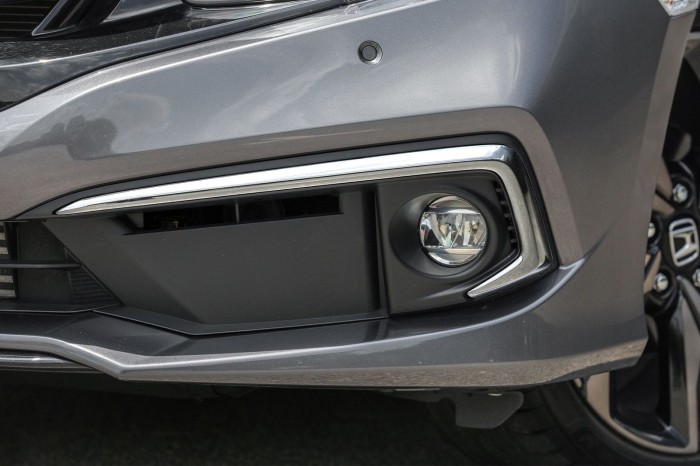 HONDA CIVIC X 2019-2021 PO FACELIFTINGU KRATKA HALOGENU Z CHROMEM LEWA 71185TBAA50