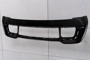 JEEP GRAND CHEROKEE IV WK2 2014-2017 PO PIERWSZYM LIFTINGU CZARNA RAMKA DOLNEJ KRATKI ZDERZAKA 68143070AD