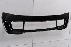 JEEP GRAND CHEROKEE IV WK2 2014-2017 PO PIERWSZYM LIFTINGU CZARNA RAMKA DOLNEJ KRATKI ZDERZAKA 68143070AD