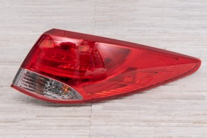 HYUNDAI ix35 LM 2010-2013 PRZED FACELIFTINGIEM KAROSERYJNA LAMPA TYLNA PRAWA 924022S520