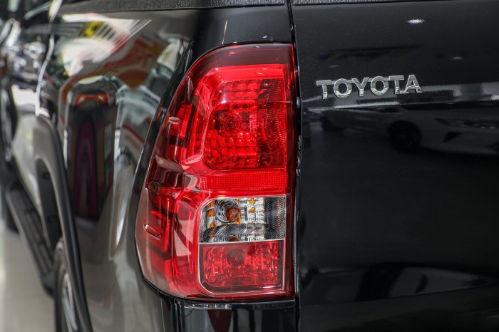 TOYOTA HILUX VIII 2015-2020 PRZED LIFTINGIEM TYLNA LAMPA KAROSERYJNA LEWA 815600K270