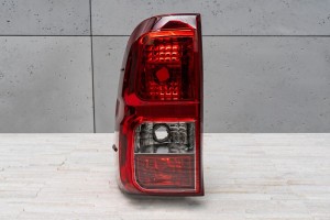 TOYOTA HILUX VIII 2015-2020 PRZED LIFTINGIEM TYLNA LAMPA KAROSERYJNA LEWA 815600K270