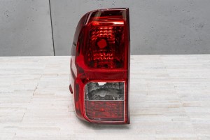 TOYOTA HILUX VIII 2015-2020 PRZED LIFTINGIEM TYLNA LAMPA KAROSERYJNA LEWA 815600K270
