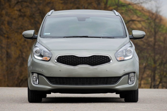 KIA CARENS IV RP 2013-2016 PRZED FACELIFTINGIEM KRATKA PRZEDNIEGO ZDERZAKA ŚRODKOWA 86561A4000