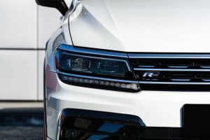 VOLKSWAGEN TIGUAN II R-LINE 2016-2020 PRZED FACELIFTINGIEM ZAŚLEPKA PRZEDNIEGO HAKA HOLOWNICZEGO 5NA807241A / 5NA807155