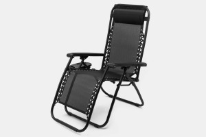 SKŁADANY LEŻAK Z PODNÓŻKIEM, ZAGŁÓWKIEM I STOLIKIEM NA NAPOJE CZARNY