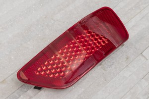 FIAT FREEMONT 2011-2015 PRAWA ZAŚLEPKA ODBLASKOWA TYLNEGO ZDERZAKA 57010720AC