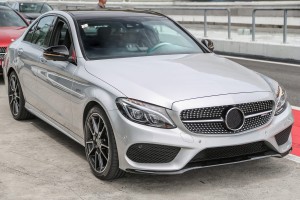 MERCEDES C-CLASS W205 2014-2018 LISTWA PRZEDNIEGO ZDERZAKA ŚRODKOWA CZARNA A2058852700