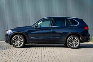 BMW X5 F15 2013-2018 LISTWA PRZEDNIEGO LEWEGO BŁOTNIKA 51777294373