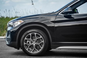 BMW X1 F48 2015-2022 LISTWA PRZEDNIEGO BŁOTNIKA LEWA 51777332337