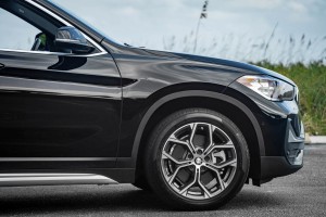 BMW X1 F48 2015-2022 LISTWA PRZEDNIEGO BŁOTNIKA PRAWA 51777332338