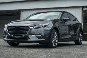 MAZDA 3 III BN 2016-2018 PO FACELIFTINGU LISTWA PRZEDNIEJ LAMPY PRZECIWMGIELNEJ LEWA B63B50C22 / BANE50C22