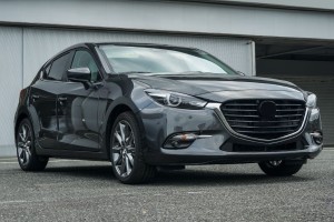 MAZDA 3 III BN 2016-2018 PO FACELIFTINGU LISTWA PRZEDNIEJ LAMPY PRZECIWMGIELNEJ PRAWA BAJC50C12 / BANE50C12