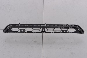 VOLKSWAGEN TIGUAN II AD1 2016-2020 PRZED FACELIFTINGIEM KRATKA ZDERZAKA PRZEDNIEGO ŚRODKOWA Z PDC 5NN853677E