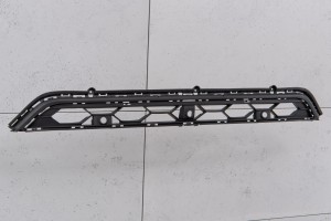 VOLKSWAGEN TIGUAN II AD1 2016-2020 PRZED FACELIFTINGIEM KRATKA ZDERZAKA PRZEDNIEGO ŚRODKOWA Z PDC 5NN853677E