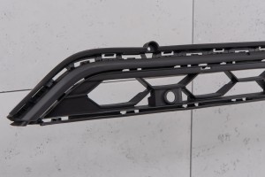 VOLKSWAGEN TIGUAN II AD1 2016-2020 PRZED FACELIFTINGIEM KRATKA ZDERZAKA PRZEDNIEGO ŚRODKOWA Z PDC 5NN853677E