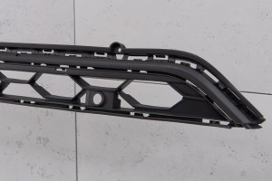 VOLKSWAGEN TIGUAN II AD1 2016-2020 PRZED FACELIFTINGIEM KRATKA ZDERZAKA PRZEDNIEGO ŚRODKOWA Z PDC 5NN853677E