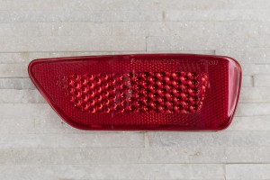 DODGE JOURNEY I 2010-2020 PO FACELIFTINGU PRAWA ZAŚLEPKA ODBLASKOWA TYLNEGO ZDERZAKA 57010720AC