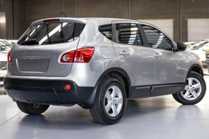 NISSAN QASHQAI I J10 2007-2010 PRZED FACELIFTINGIEM LAMPA TYLNA W KLAPĘ LEWA 26555JD800