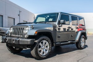 JEEP-WRANGLER-JK-2007-2018-KIERUNKOWSKAZ-LEWY-W-BLOTNIK-55077894AD.jpg