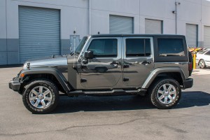 JEEP-WRANGLER-JK-2007-2018-KIERUNKOWSKAZ-LEWY-W-BLOTNIK-55077894AD (2).jpg