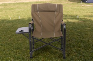 SKŁADANE KRZESŁO TURYSTYCZNE ZE STOLIKIEM NA NAPOJE BRĄZOWE