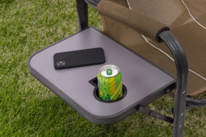 SKŁADANE KRZESŁO TURYSTYCZNE ZE STOLIKIEM NA NAPOJE BRĄZOWE