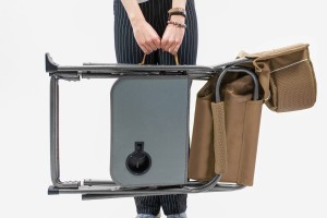 SKŁADANE KRZESŁO TURYSTYCZNE ZE STOLIKIEM NA NAPOJE BRĄZOWE