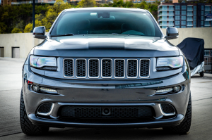 JEEP GRAND CHEROKEE IV WK2 SRT 2014-2017 PO FACELIFTINGU KRATKA ZAŚLEPKA ZDERZAKA POD LAMPĘ PRZECIWMGIELNĄ LEWA 68158581AA