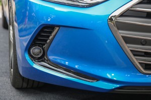 HYUNDAI ELANTRA VI AD 2015-2018 PRZED FACELIFTINGIEM KRATKA ZDERZAKA ZAŚLEPKA LAMPY PRZEDNIA PRAWA 86564F2300