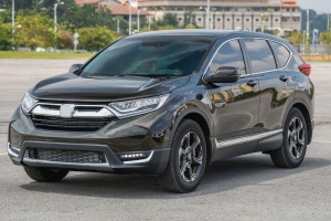 HONDA CR-V V 2018-2019 PRZED FACELIFTINGIEM KRATKA HALOGENU PRAWA Z CHROMOWANĄ LISTWĄ 71103TLAA01