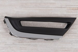 HONDA CR-V V 2018-2019 PRZED FACELIFTINGIEM KRATKA HALOGENU PRAWA Z CHROMOWANĄ LISTWĄ 71103TLAA01