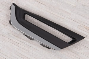 HONDA CR-V V 2018-2019 PRZED FACELIFTINGIEM KRATKA HALOGENU PRAWA Z CHROMOWANĄ LISTWĄ 71103TLAA01