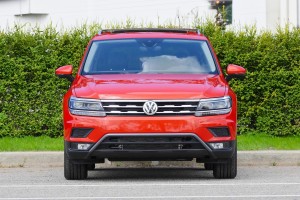 VOLKSWAGEN TIGUAN II AD1 2016-2020 PRZED FACELIFTINGIEM KRATKA ZDERZAKA PRZEDNIEGO ŚRODKOWA 5NN853677G
